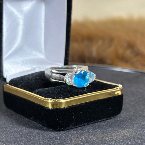Elegant Blue Gemstone Ring - Picture 2 of 4